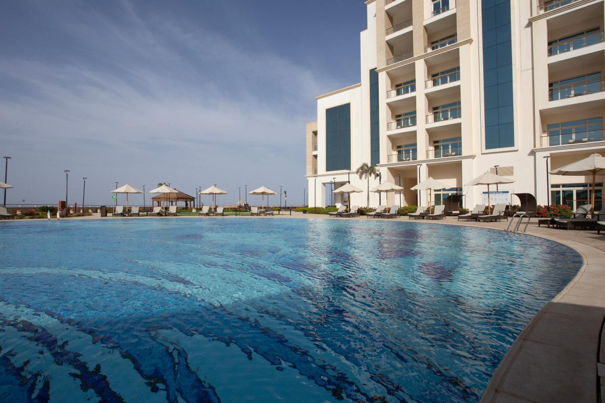 עיין סוחנה Tolip Resort El Galala Hills מראה חיצוני תמונה The swimming pool at the hotel